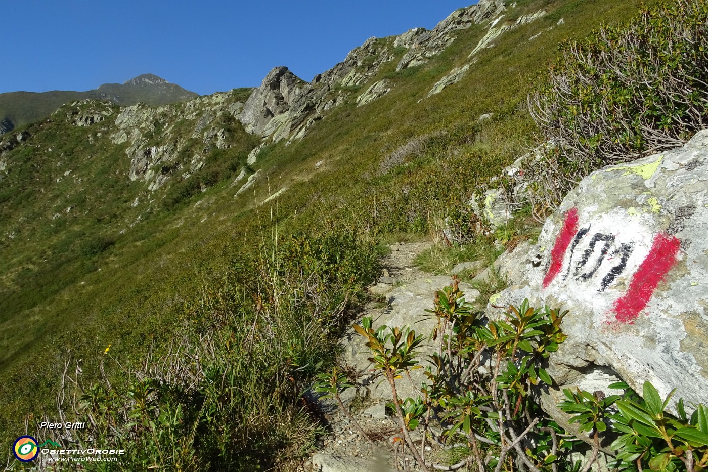 57 Scendendo sul sentiero 101 verso Passo San Marco...sguardo indietro.JPG